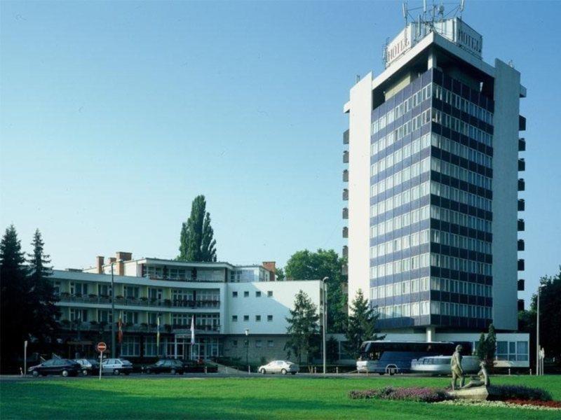 Hotel Nagyerdo เดเบรตเซน ภายนอก รูปภาพ
