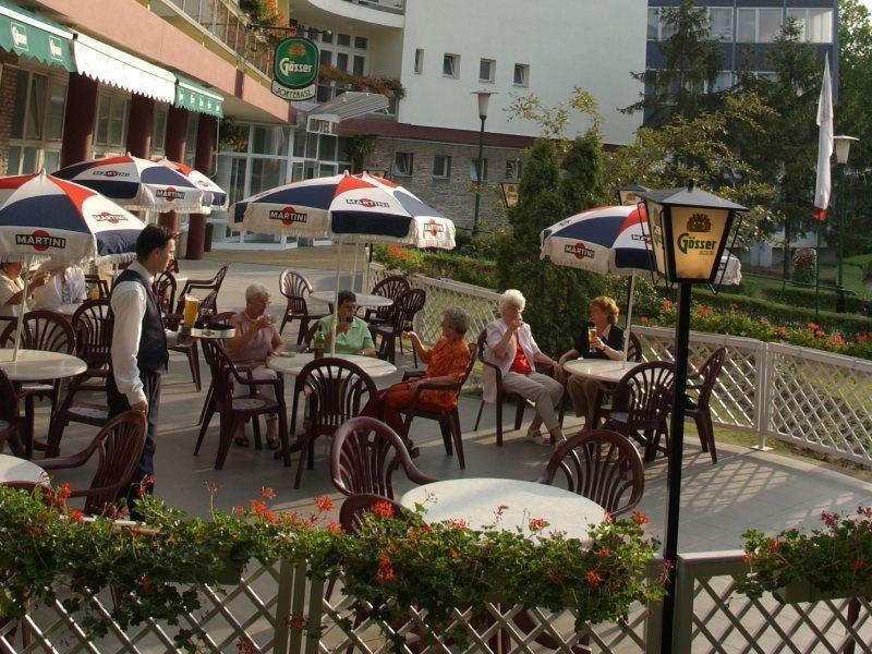 Hotel Nagyerdo เดเบรตเซน ภายนอก รูปภาพ
