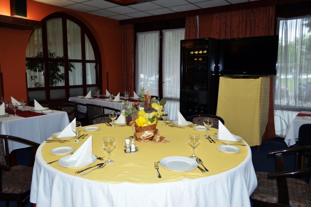 Hotel Nagyerdo เดเบรตเซน ภายนอก รูปภาพ