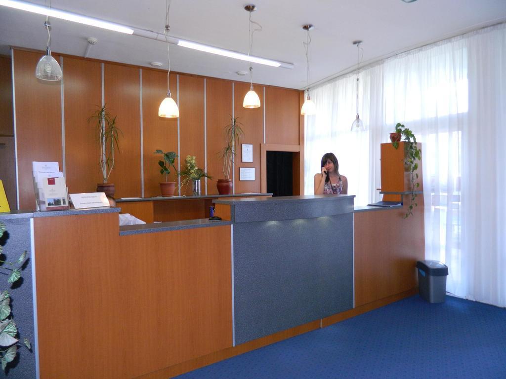 Hotel Nagyerdo เดเบรตเซน ภายนอก รูปภาพ